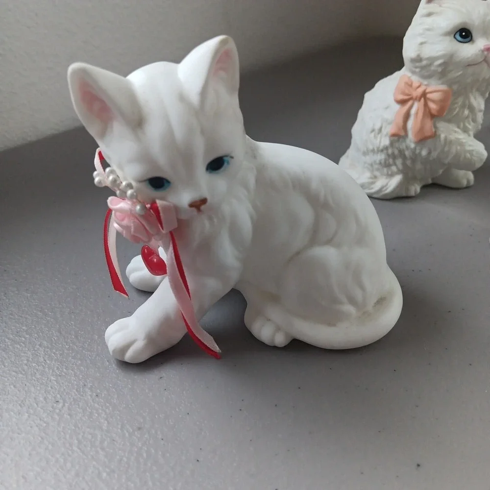 6‎ White Porcelain Ceramic Kitty Cat with Heart & Flower Neck Bow Vintage MCM